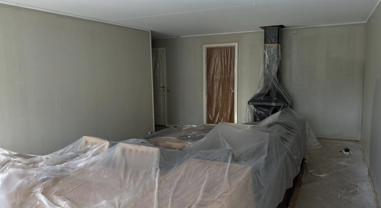 Bild 1. I det här huset spacklades alla hål och sedan målades alla väggar och tak. Spackling, målning och takmålning i Gävle